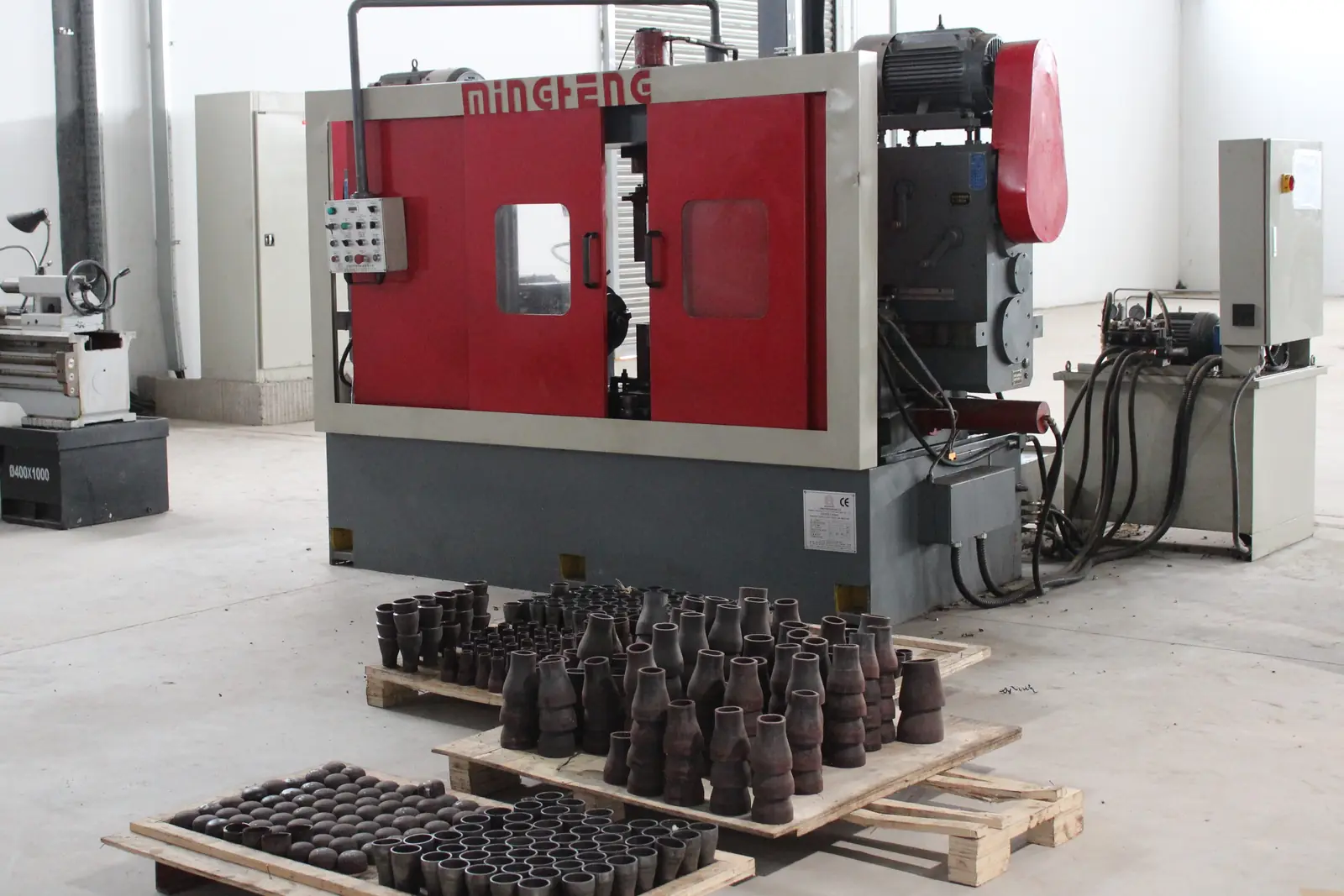 Machine de formage et réductions finies