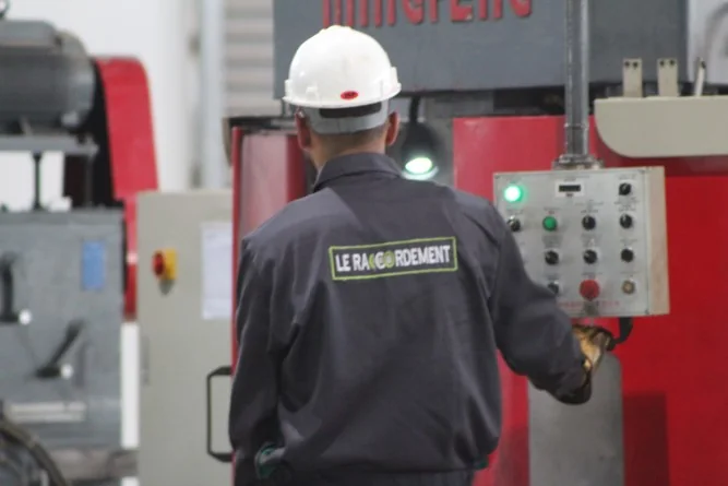 Opérateur de Le Raccordement aux commandes d’une presse de formage à l’usine de Sfax